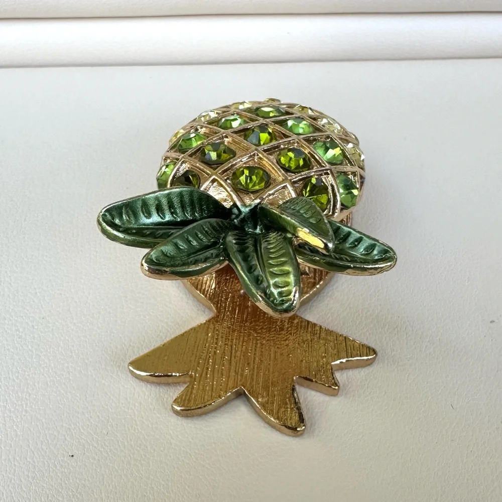 Pineapple Gold Tone Rhinestone Magnet Clip - Picture 4 of 8